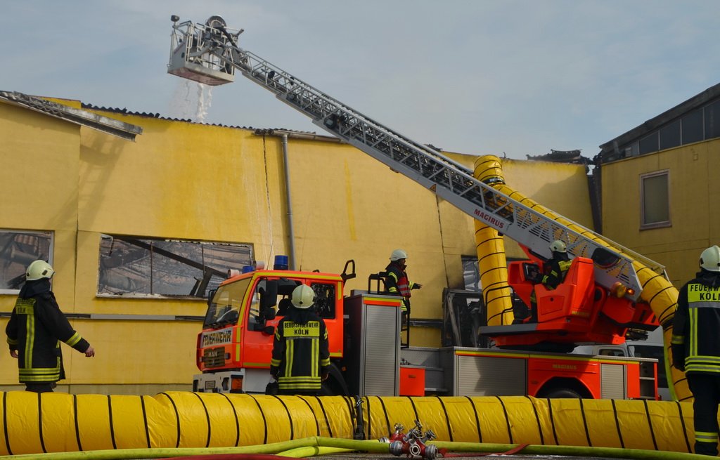 Grossfeuer Poco Lager Koeln Porz Gremberghoven Hansestr P641.JPG - Miklos Laubert